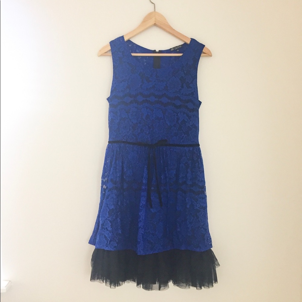 Sleeveless lace dress
